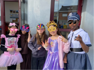 Lire la suite à propos de l’article Un carnaval haut en couleurs à l’école !