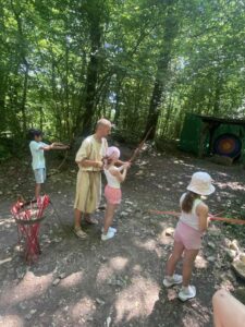 Lire la suite à propos de l’article Voyage au temps des Gallo-Romains à Malagne avec les élèves de 4e année.