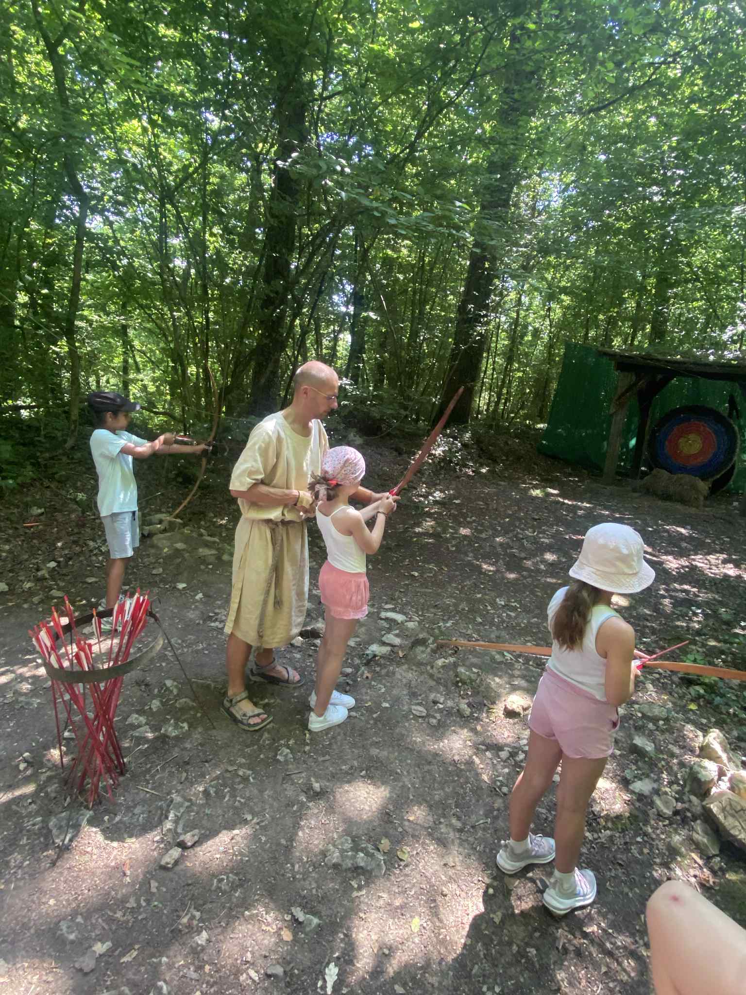Voyage au temps des Gallo-Romains à Malagne avec les élèves de 4e année.